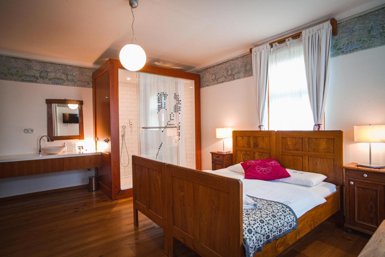 Pr'Gavedarjo Eco Heritage B&B Краньска Гора Номер фото