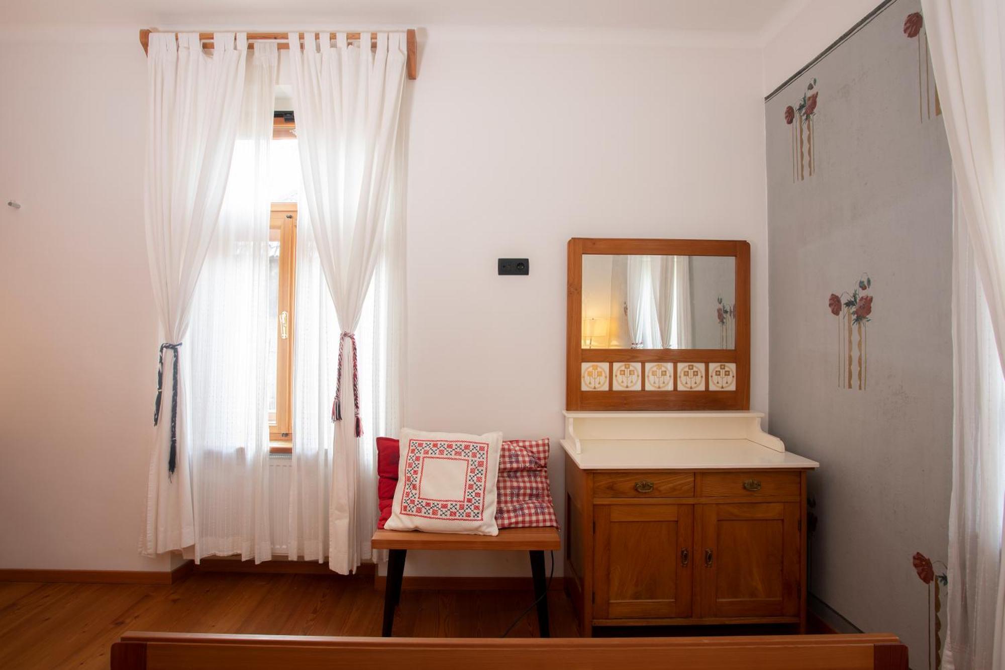 Pr'Gavedarjo Eco Heritage B&B Краньска Гора Номер фото