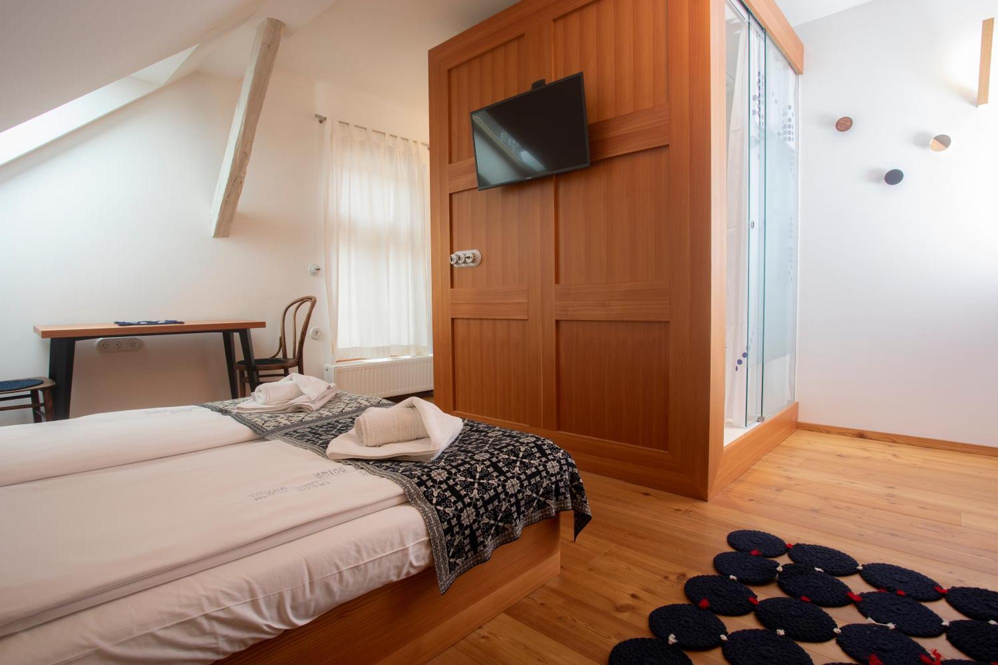 Pr'Gavedarjo Eco Heritage B&B Краньска Гора Номер фото