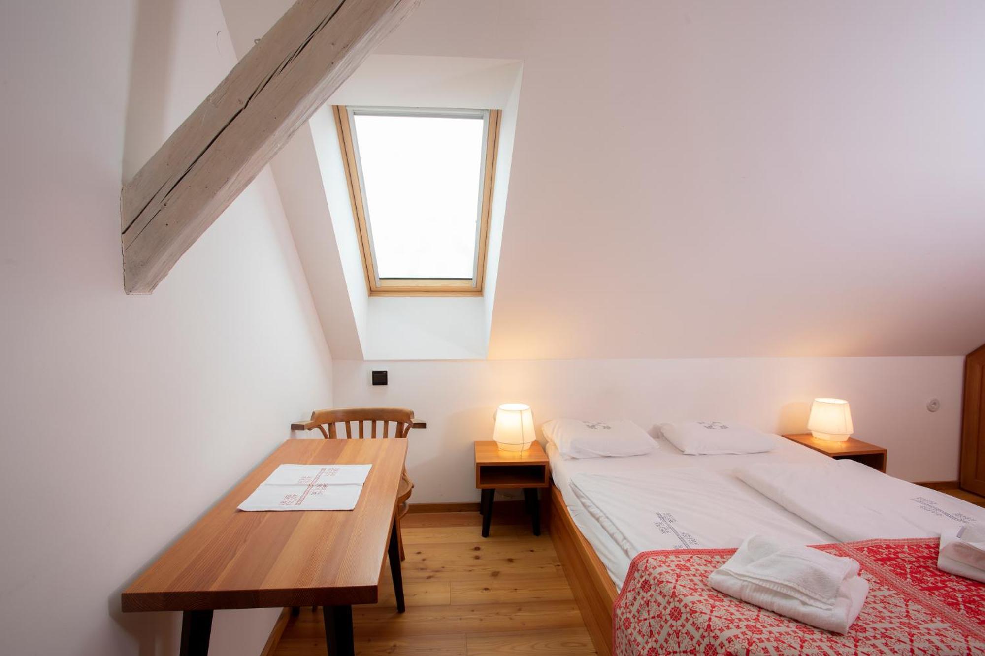 Pr'Gavedarjo Eco Heritage B&B Краньска Гора Номер фото